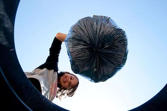 ¿Cómo Elegir el Tamaño de Bolsa de Basura Correcto? Guía por Litros y Galones